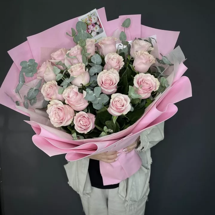 Букет из 15 розовых роз с эвкалиптом - фото 1