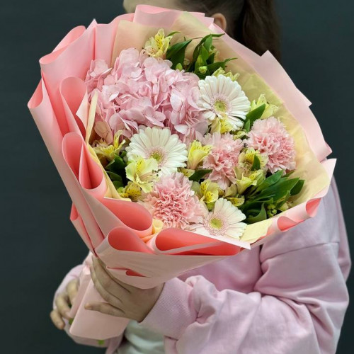 Букет с гортензией и гермини