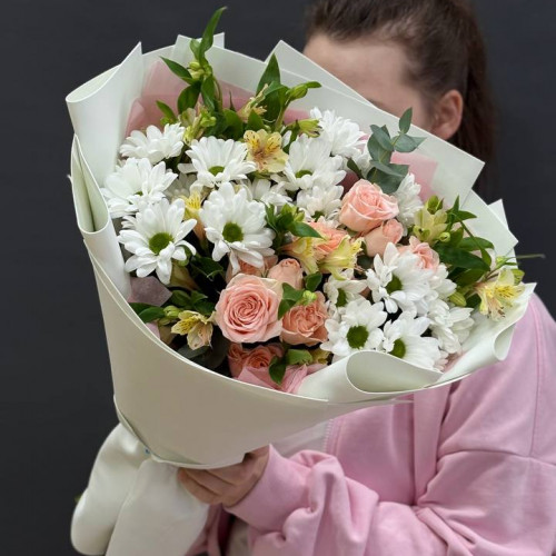 Букет с хризантемой и розами