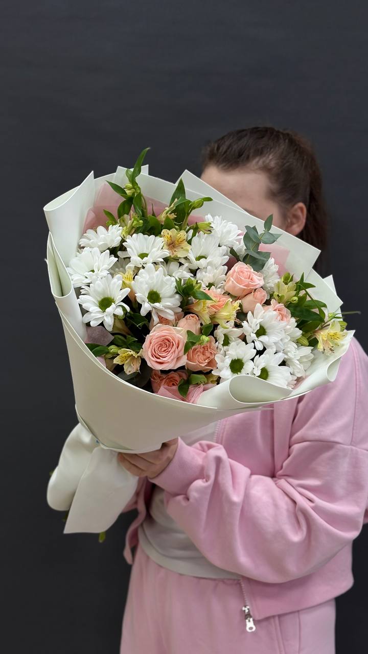 Букет с хризантемой и розами