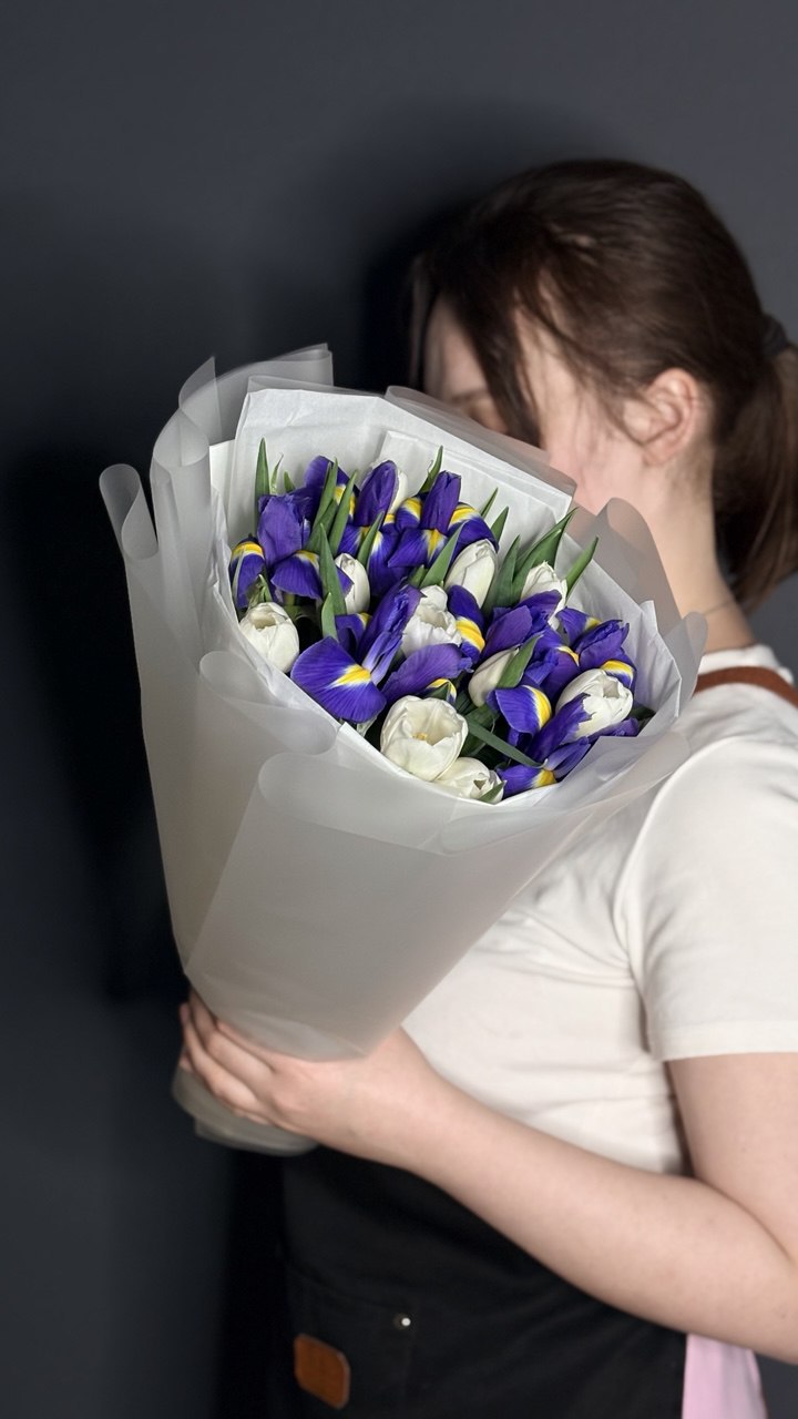 Ирисы с тюльпанами